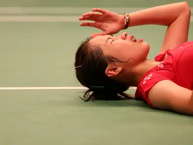 Ratchanok Intanon, menahan rasa sakit dari kaki kanannya yang cedera saat bertanding melawan, Lindaweni Fanetri, dalam babak 16 Besar Kejuaraan Dunia Bulutangkis 2015 di Istora Gelora Bung Karno, Jakarta. Kamis (13/8/2015). (Bola.com/Arief Bagus)