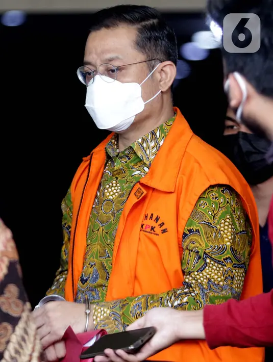 Terdakwa korupsi dana Bansos Covid-19 yang juga mantan Menteri Sosial Juliari P Batubara usai mengikuti sidang pembacaan putusan yang dilakukan secara daring di Gedung KPK, Jakarta, Senin (23/8/2021). Juliari Batubara divonis 12 tahun penjara, denda Rp 500 juta. (Liputan6.com/Helmi Fithriansyah)