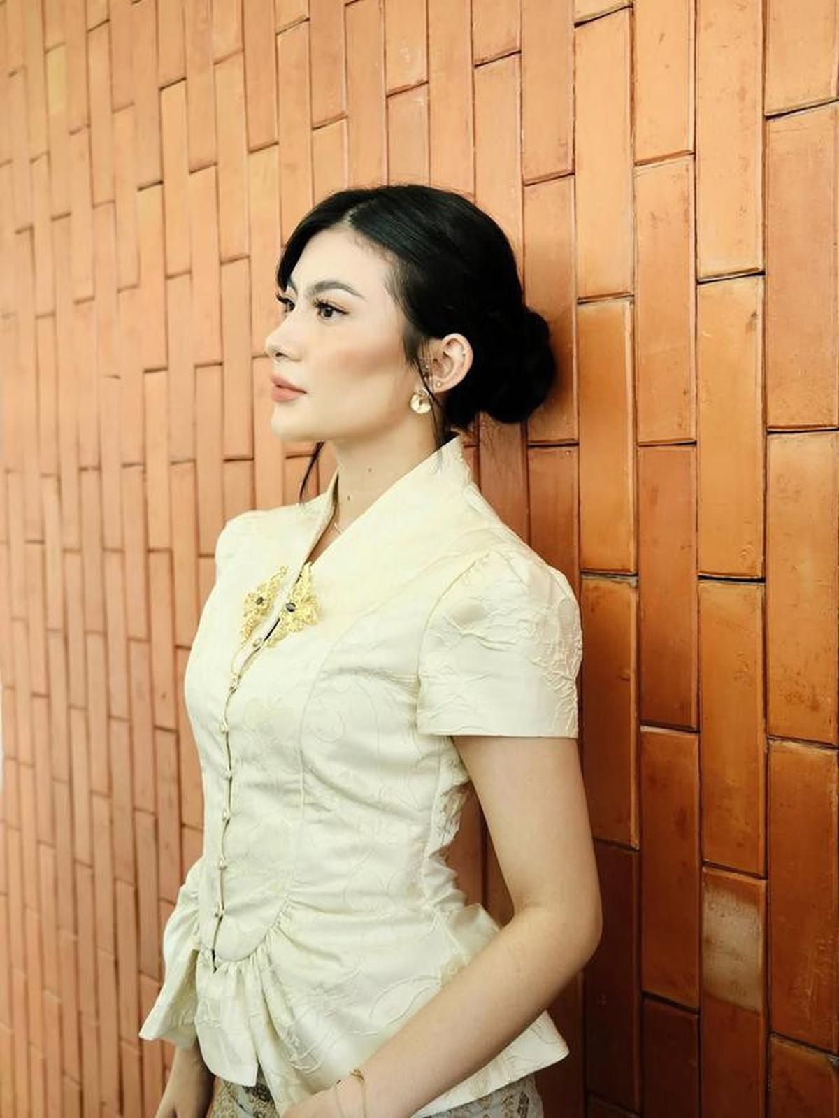 Model Kebaya Peplum Inka Andestha saat Hadiri Wisuda Pratama Arhan, Cantik Memesona