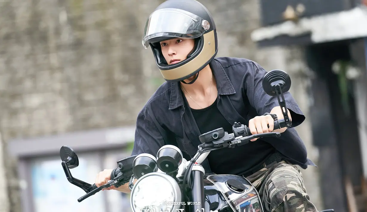 <p>Gambar lain masih menggambarkan dia sedang balapan dengan motornya, menimbulkan pertanyaan tentang mengapa dia memutuskan untuk menjalani kehidupan sebagai pemberontak. (Foto: MBC)</p>