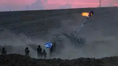 Unit artileri bergerak Israel menembakkan peluru dari Israel selatan menuju Jalur Gaza di posisi dekat perbatasan Israel-Gaza, Israel, Sabtu (14/10/2023). Israel melancarkan pengeboman paling hebat yang pernah terjadi terhadap Jalur Gaza, menjadikan kawasan bagi 2,3 juta warga Palestina tersebut berada dalam kepungan total. (AP Photo/Maya Allerruzzo)