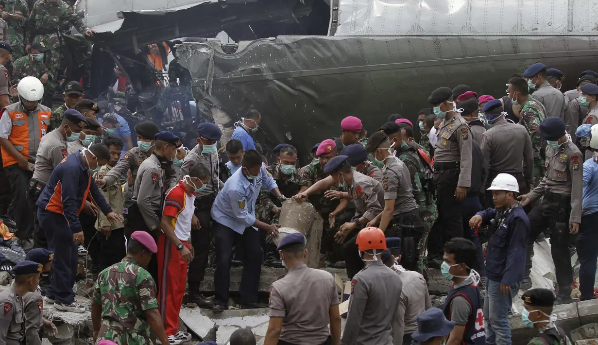 Pesawat Hercules C-130 dengan nomor A-1310 jatuh di Medan, Selasa (30/6/2015). Tim evakuasi  terus melakukan investigasi terkait jatuhnya Pesawat Hercules C-130  milik TNI AU dengan nomor A-1310. (Reuters/Roni Bintang)