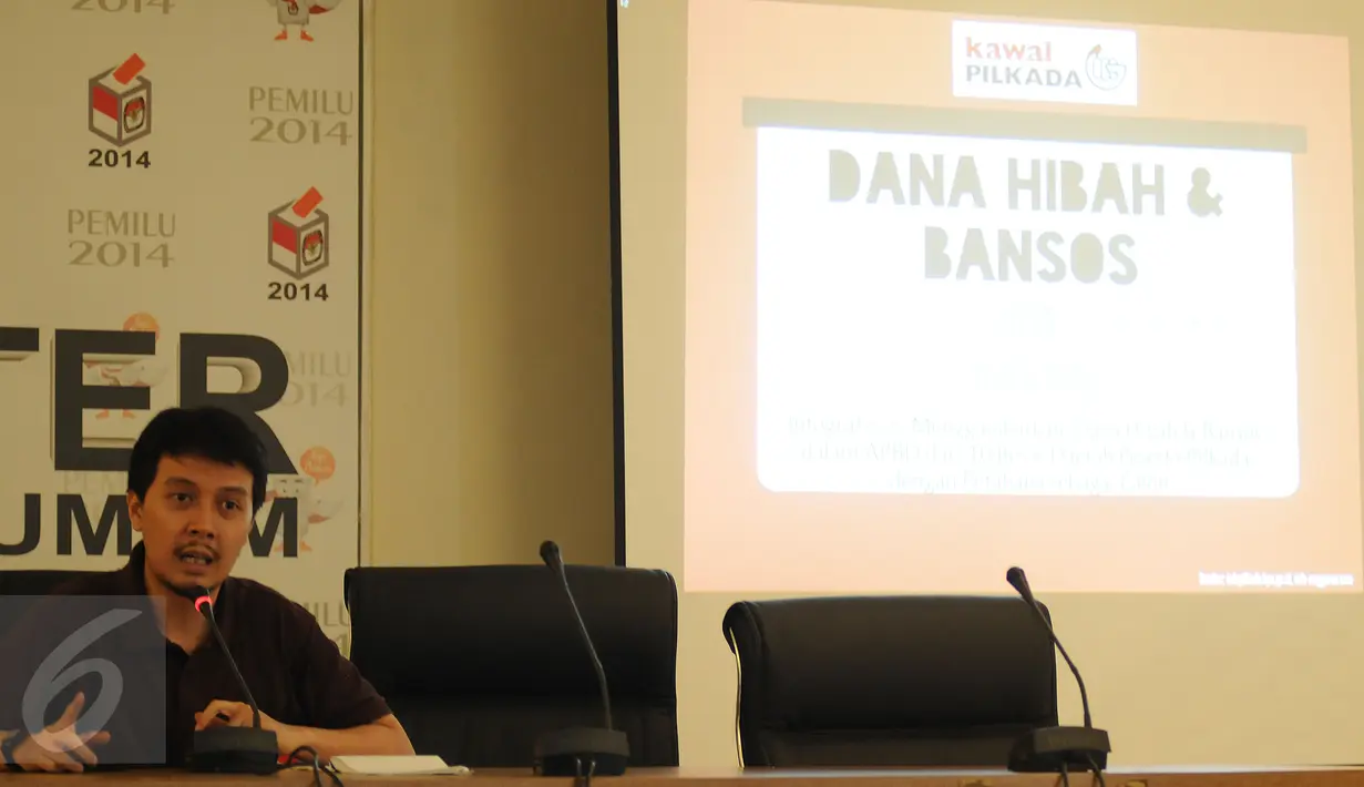 Direktur Riset Public Virtu Institute, Resa Temaputra memaparkan temuannya seputar dana hibah dan bansos di Gedung KPU Pusat, Jakarta, Senin (9/11/2015). Jelang Pilkada, ada daerah yang mengalami kenaikan dana hibah. (Liputan6.com/Helmi Fithriansyah)