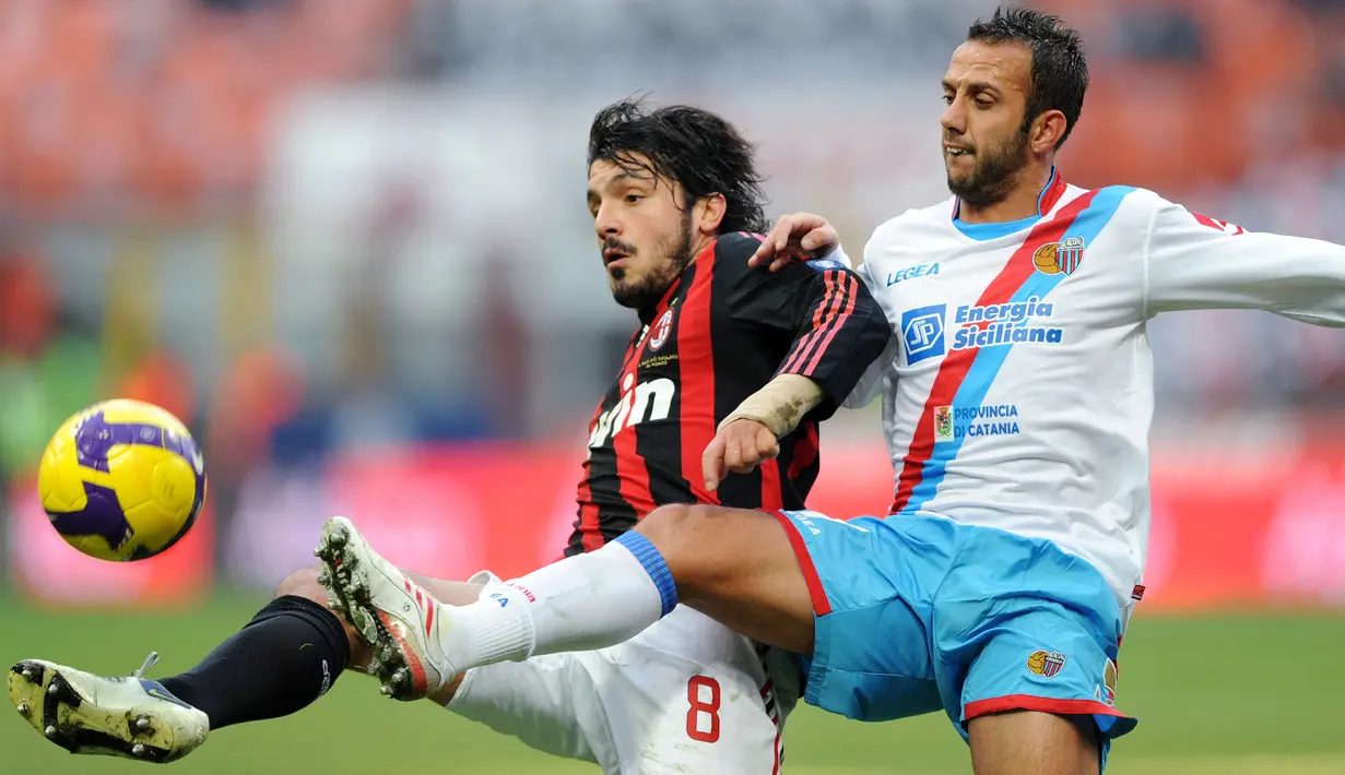 <p>Gennaro Gattuso merupakan salah satu pemain bernomor punggung 8 terbaik sepanjang masa bersama AC Milan dan Timnas Italia. Gattuso adalah gelandang yang memiliki sifat agresif, tak takut menghadapi lawan, dan selalu tampil berapi-api. Hal tersebut yang membuat dirinya kerap dijuluki 'Rino' atau Badak. Sepanjang kareirnya, Gattuso telah mempersembahkan 2 Scudetto dan 1 Liga Champions untuk AC Milan dan 1 trofi Piala Dunia untuk Timnas Italia. (AFP/Giuseppe Cacace)</p>
