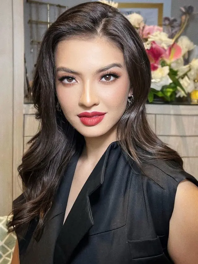 7 Tampilan Dramatis Raline Shah dengan Setelan Hitam dan Lipstik Merah Menyala di Gala Premiere Pengabdi Setan, Curi Perhatian