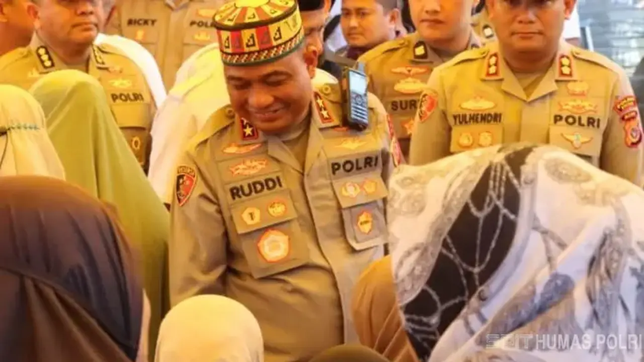 Kapolda Aceh Irjen Pol. Ruddi Setiawan menerima 1.000 paket bantuan sosial yang dibagikan untuk warga terdampak bencana di Kabupaten Bireuen, Aceh. (Istimewa)
