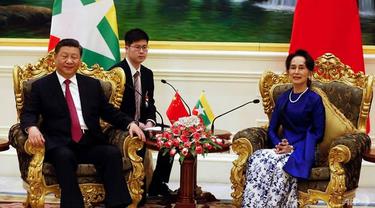 Presiden China Xi Jinping bersama dengan penasehat negara Myanmar Aung San Suu Kyi.