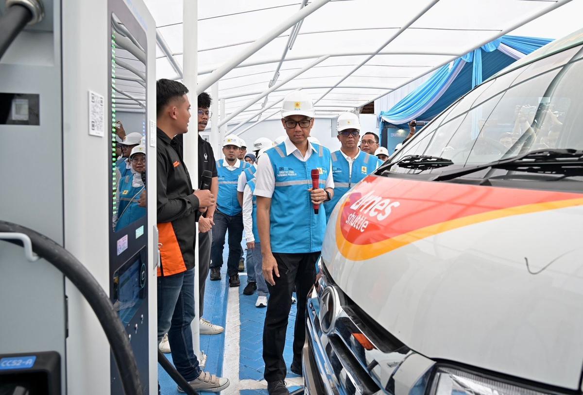 Direktur Utama PT PLN Darmawan Prasodjo Tinjau SPKLU Bandung