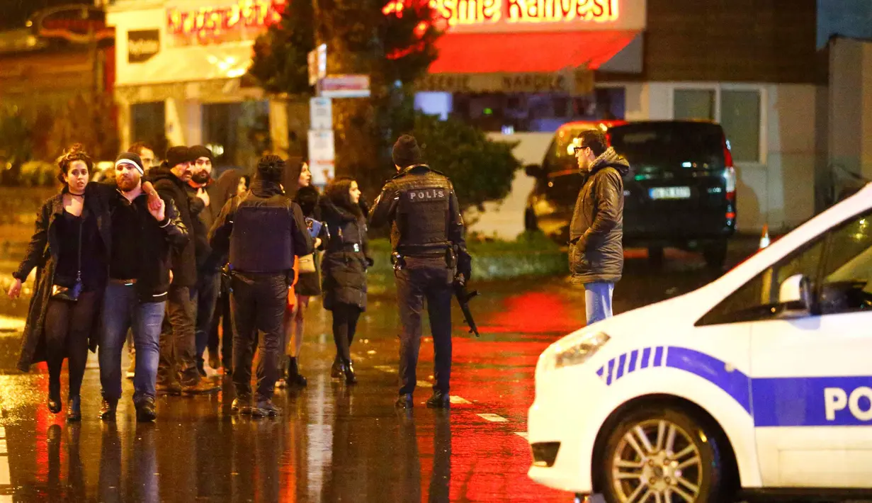 Petugas keamanan berjaga disekitar lokasi terjadinya penembakan di Istanbul, Turki (1/1). Diduga dua orang pria bersenjata memasuki kelab malam Reina, Istanbul dan langsung melancarkan aksi serangan brutal. (Reuters/Osman Orsal)