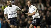 Selebrasi striker Tottenham Hotspur Jermain Defoe (kiri) dan rekannya asal Kamerun, Benoit Assou-Ekotto, usai mencetak gol ke gawang West Bromwich Albion di laga lanjutan EPL di White Hart Lane, 3 Januari 2012. Spurs unggul 1-0. AFP PHOTO / ADRIAN DENNIS