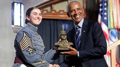 Mantan Presiden Amerika Serikat (AS), Barack Obama (kanan) menerima patung kadet dalam upacara penganugerahan Sylvanus Thayer Award 2024 dari Akademi Militer AS di West Point, New York, pada 19 September 2024. (KENA BETANCUR/AFP)
