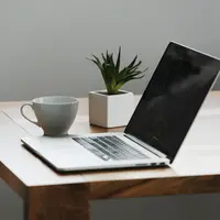 Di zaman modern seperti sekarang, banyak pekerja yang mengalami tekanan selama jam kerja terutama saat menghadapi tugas yang monoton atau deadline ketat (Sumber: Pexels.com)