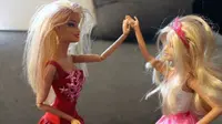 Kalau sudah punya seorang sahabat, cewek biasanya bakal nempel terus. Kayak dua Barbie berikut ini, nih. (Via: buzzfeed.com)