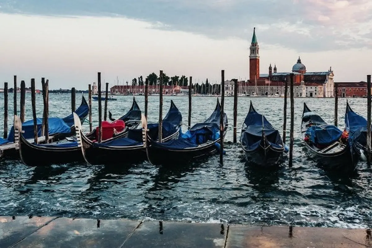 Berpose Telanjang di Tugu Peringatan Perang, Turis Asal Ceko Diusir dari Venesia