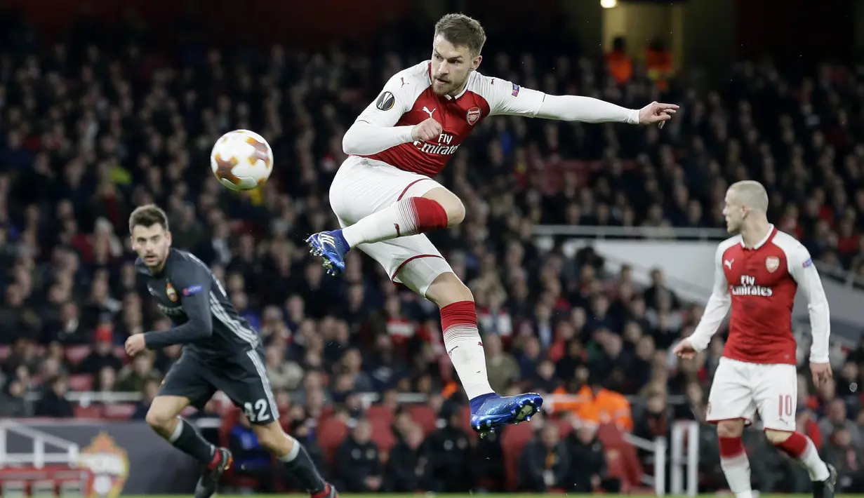 Gelandang Arsenal, Aaron Ramsey, mencetak gol ke gawang CSKA Moscow pada laga perempat final Liga Europa, di Stadion Emirates, Kamis (5/4/2018).  Arsenal menang 4-1 atas CSKA Moscow. (AP/Tim Ireland)