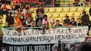 Suporter Persija Jakarta memasang spanduk protes saat pertandingan melawan Perseru Badak Lampung pada laga Liga 1 2019 di Stadion Patriot, Bekasi, Minggu (1/9). Persija takluk 0-1 dari Badak Lampung. (Bola.com/M Iqbal Ichsan)
