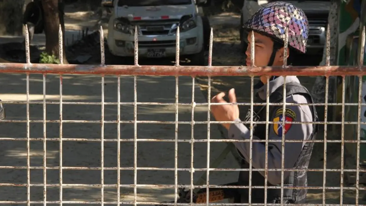 Petugas polisi Myanmar di perbatasan dengan Bangladesh (AFP Photo)