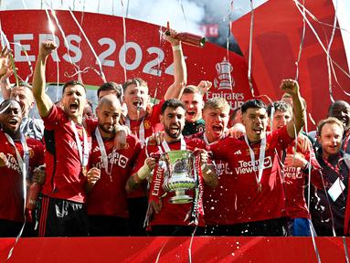 Dua wonderkid berusia 19 tahun, Alejandro Garnacho dan Kobbie Mainoo menjadi pahlawan kemenangan 2-1 Manchester United atas Manchester City di final Piala FA 2023/2024 di Wembley Stadium, London, Sabtu (25/5/2024). Berkat gol keduanya, Manchester United memastikan merebut trofi ke-13 nya di Piala FA, hanya berselisih satu trofi dengan pemegang rekor Piala FA terbanyak, Arsenal dengan 14 trofi. Hasil ini juga memastikan MU akan berlaga di Liga Europa musim depan lewat jalur juara Piala FA. (AFP/Justin Tallis)