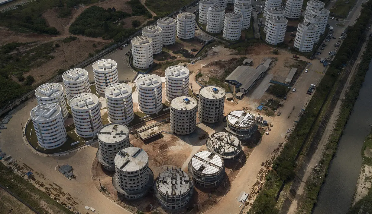 Pemandangan Kondominium Imperio Delamare di lingkungan Heliopolis Sao Paulo, Brasil, Rabu (26/10/2022). Proyek perumahan ini merupakan bagian dari program urbanisasi kumuh Sekretariat Kota Perumahan yang diresmikan pada tahun 2017, di bawah pemerintahan Presiden Michel Temer. (AP Photo/Matias Delacroix)