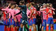 Para pemain Atletico Madrid merayakan kemenangan mereka pada akhir matchday 1 League Phase Liga Champions 2024/2025 melawan RB Leipzig di Stadion Metropolitan, Madrid pada Kamis 19 September 2024 atau Jumat (20/9/2024) dini hari WIB. (OSCAR DEL POZO/AFP)