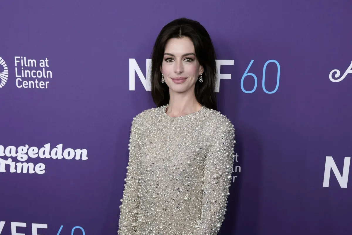 Anne Hathaway Tampil Memesona Kenakan Gaun Perak di New York Film Festival