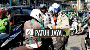 Operasi Patuh Jaya menyasar pengendara motor di Kawasan Juanda dan Gondangdia. Petugas menindak pengendara yang melawan arus dan parkir sembarangan.