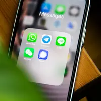 Ilustrasi WhatsApp dan aplikasi pesan instan.  Adem AY/Unsplash