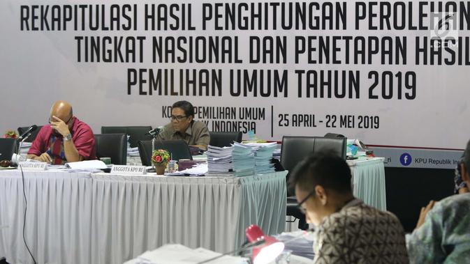 Komisioner KPU RI, Ilham Saputra (kiri) memimpin rapat Rekapitulasi Hasil Penghitungan Perolehan Suara Tingkat Nasional dan Penetapan Hasil Pemilihan Umum Tahun 2019, Jakarta, Rabu (7/5/2019). Rapat masih membahas dan menetapkan hasil perolehan suara dari PPLN. (Liputan6.com/Helmi Fithriansyah)
