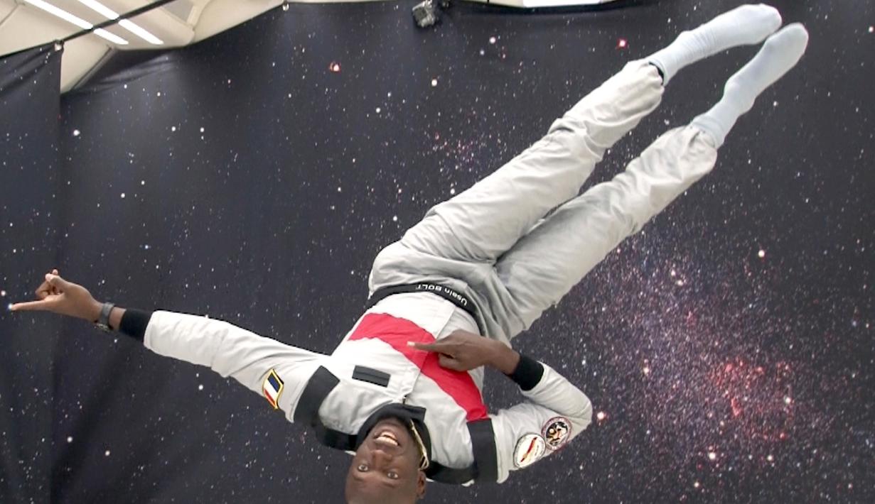 Sprinter Jamaika, Usain Bolt membalik tubuhnya saat mencoba ruangan gravitasi nol dalam pesawat Airbus Zero-G di Reims, Prancis, Rabu (12/9). (Laurent Theillet, Mumm/Novespace via AP)