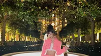 Potret Lisa BLACKPINK Pakai Setelan Tweed Pink, Gayanya Bak Barbie