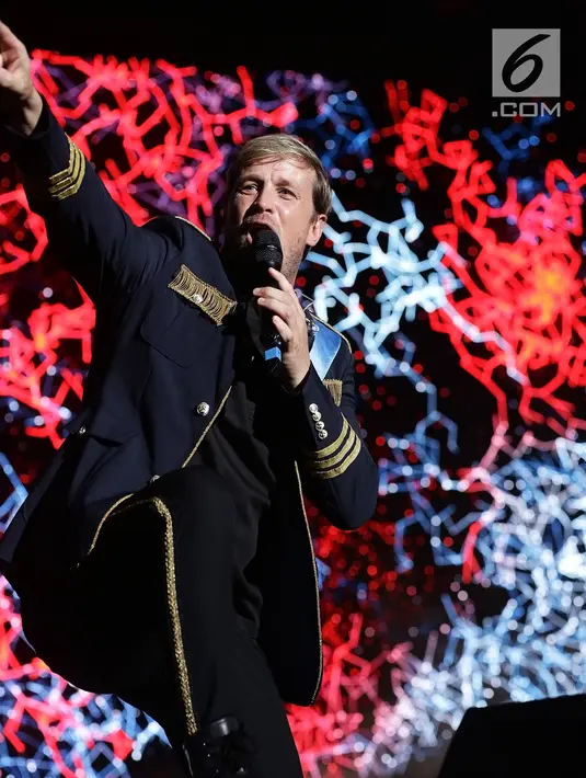 Personel Westlife, Kian Egan saat tampil menghibur penggemar di Kuil Sam Poo Kong, Semarang, Jawa Tengah (1/9/2019). Puluhan hits terbaik Westlife dibawakan sepanjang pertunjukan di antaranya “Hello My Love”, Swear It Again”, “Uptown Girl”, “My Love”, “If I Let You Go”. (Fimela.com/Bambang E.Ros)