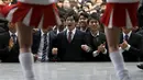 Mahasiswa Jepang bergoyang mengikuti pemandu sorak sebelum mengikuti acara kerja di sebuah teater terbuka di Tokyo (25/2). Tujuan acara ini mendorong semangat sekolah dan mahasiswa sebelum mencari kerja. (REUTERS/Issei Kato)