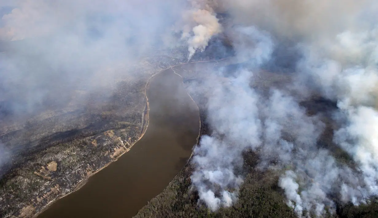 Sebuah foto udara Canadian Joint Operations Command menunjukkan kebakaran hutan di dekat Fort McMurray, Alberta, Kanada 4 Mei 2016. Kebakaran ini menghanguskan 7.500 hektare lahan. (Courtesy MCpl VanPutten/CF Operations/ REUTERS)