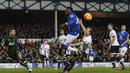  Pemain Everton, Romelu Lukaku berebut bola dengan pemain Tottenham, Harry Kane pada lanjutan Liga Premier Inggris di Stadion Goodison Park, Liverpool, Senin(4/1/2016) dini hari WIB.  (Reuters/Andrew Yates)