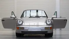 Mobil Porsche 911 Type 964 Carrera 2 Convertible Works Tubro Look milik mendiang Diego Maradona dipamerkan menjelang pelelangannya oleh Bonhams di Vichte, Belgia, Rabu (24/2/2021). Ini akan menjadi pertama kalinya mobil legendaris sepak bola itu dilelang. (BENOIT DOPPAGNE/Belga/AFP)