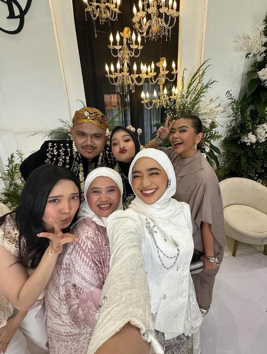 Potret Nabila Taqiyyah selfie bareng Salma dan Dimansyah Laitupa. Meski sudah tak lagi di Indonesian Idol, namun hubungan keduanya tetap terjalin baik layaknya saudara. Kebahagiaan yang menyelimuti Salma Salsabil dan Dimansyah Laitupa karena telah resmi menikah juga dirasakan oleh pelantun tembang Menghargai Kata Rindu ini juga turut bahagia. (Liputan6.com/IG/@nabilataqiyyah)