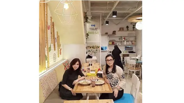 Meski sudah memiliki dua orang anak, Lisa Suherman terlihat cantik dan awet muda.