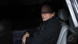 Jefferson Soleman Montesque Rumajar memasuki mobil yang telah menjemputnya usai menjalani pemeriksaan di KPK, Jakarta, Selasa (19/5/2015). (Liputan6.com/Helmi Afandi)
