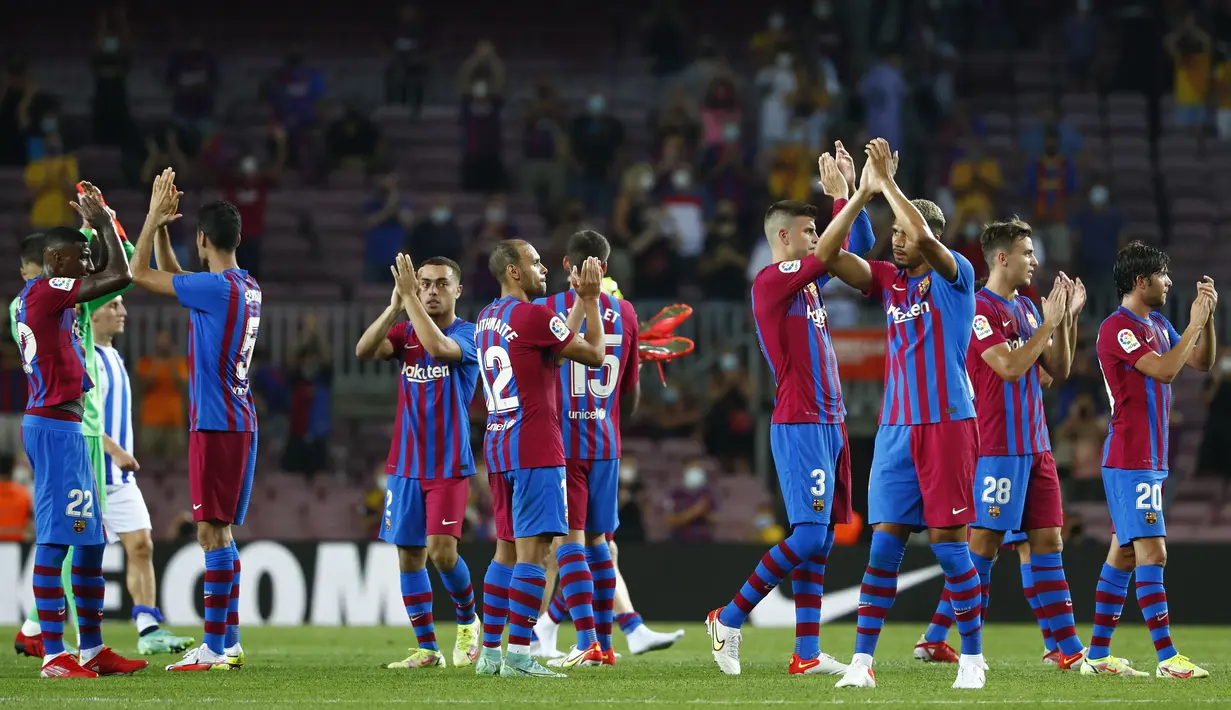 Para pemain Barceloan menyapa fans usai pertandingan melawan Real Sociedad pada pertandingan La Liga Spanyol di stadion Camp Nou di Barcelona, Spanyol, Senin (16/8/2021). Barcelona menang atas Sociedad 4-2.  (AP Photo/Joan Monfort)