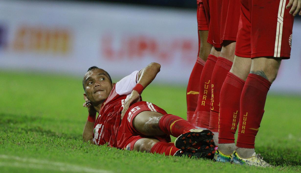 Sang winger Riko Simanjuntak melakukan aksi yang nyeleneh yaitu dengan menjadi pagar betis tidur. (Bola.com/M Iqbal Ichsan)