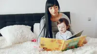 Seorang Ibu Sedang Membacakan Buku Pada Anak (freepik/proostoleh)