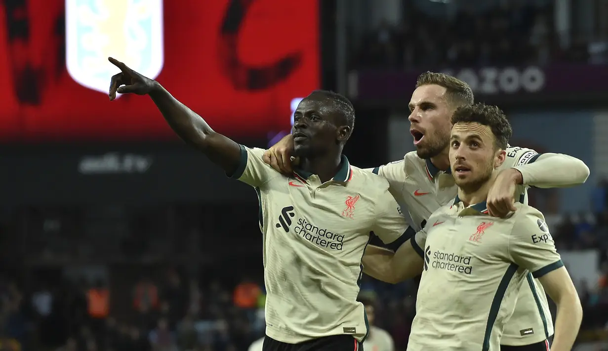 Sadio Mane menjadi salah satu pemain Liverpool yang berhasil masuk ke dalam daftar pencetak gol terbanyak pada musim ini. Golnya ke gawang Aston Villa pada 11 Mei 2022 lalu menambah catatannya menjadi 15 gol sejauh ini. (AP/Rui Vieira)