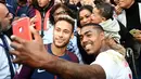 Penyerang PSG, Neymar berfoto bersama dengan pemain Bordeaux, Malcom usai pertandingan Ligue 1 di stadion Parc des Princes di Paris (30/9). Kedua pemain asal Brasil ini terlihat akrab usai pertandingan.  (AFP Photo/Franck Fife)