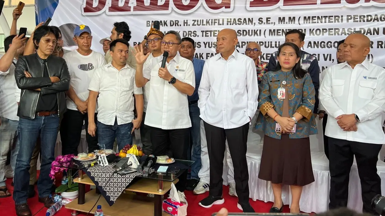 Menteri Perdagangan (Mendag) Zulkifli Hasan, Menteri Koperasi dan UMKM Teten Masduki dan Politikus PDIP Adian Napitupulu.