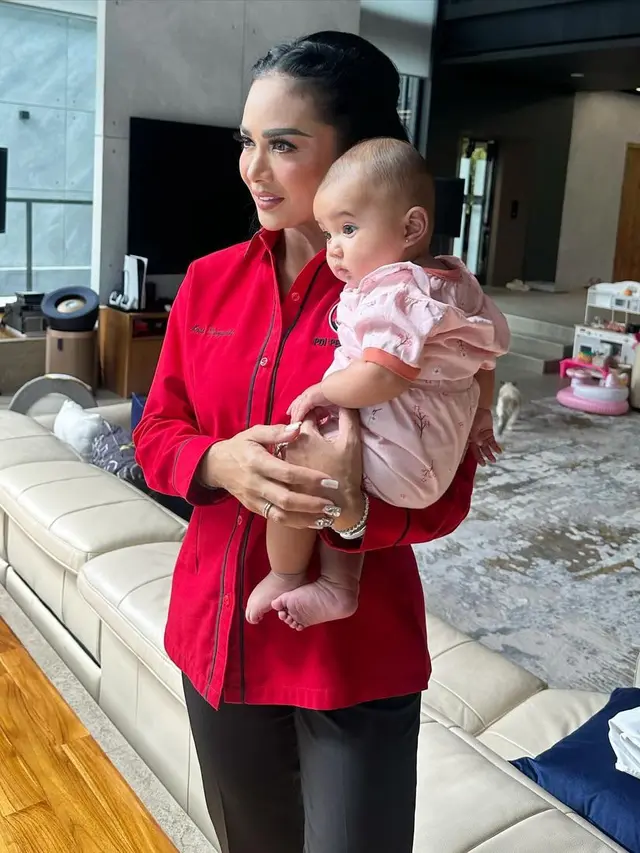 Potret Kris Dayanti saat bersama Azura (Sumber: Instagram/@krisdayantilemos)