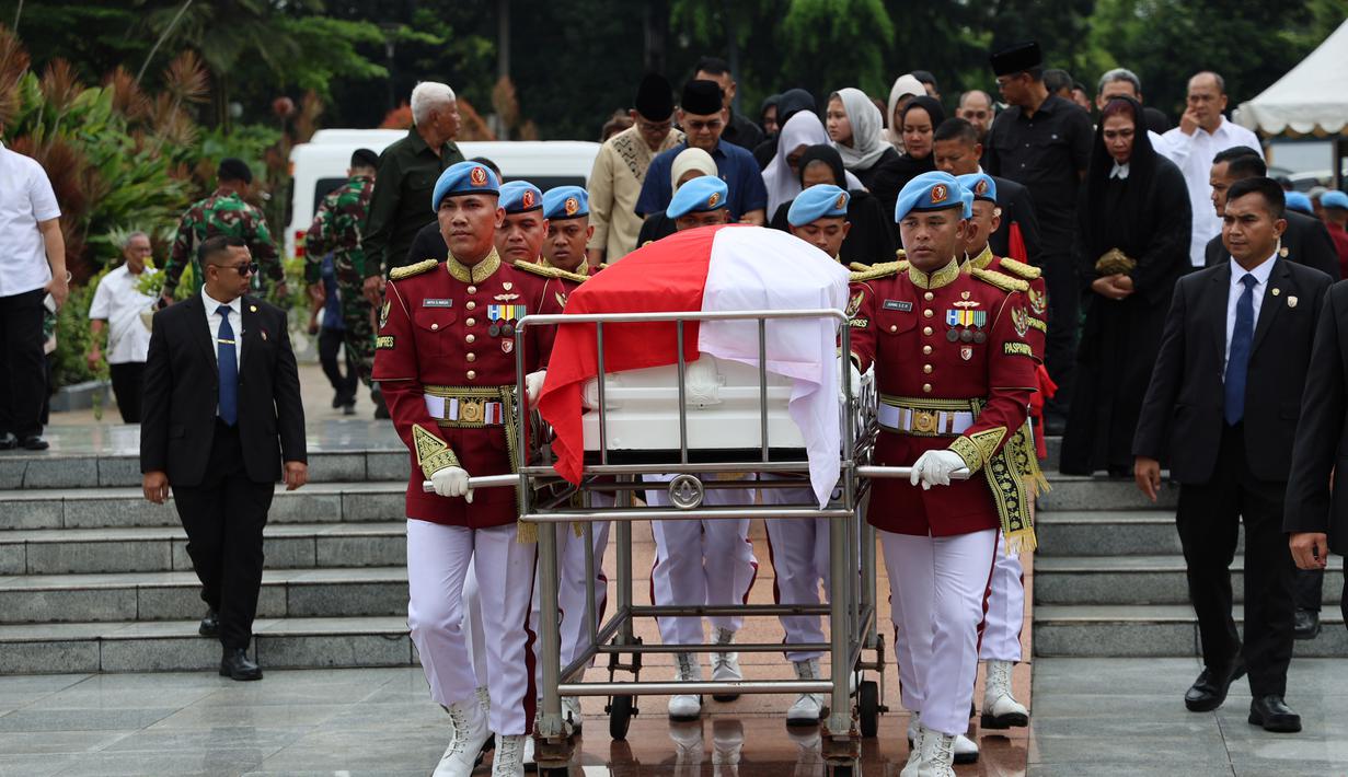 Try Sutrisno sendiri adalah Wakil Presiden ke-enam Republik Indonesia saat mendampingi Presiden Soeharto, tepatnya pada 1993-1998. Tampak dalam foto, prosesi pemakaman jenazah Wakil Presiden Republik Indonesia ke-6, Try Sutrisno, di Taman Makam Pahlawan Nasional, Kalibata , Jakarta, Senin (2/3/2026). (merdeka.com/Arie Basuki)