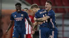 Gelandang Arsenal, Martin Odegaard (tengah) berselebrasi dengan rekannya usai mencetak gol ke gawang Olympiakos pada pertandingan leg pertama babak 16 besar Liga Europa di stadion Georgios Karaiskakis, Athena, Jumat (12/3/2021). Arsenal menang atas Olympiakos 3-1. (AP Photo/Thanassis Stavrakis)