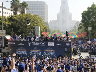 Para pemain, pelatih, ofisial tim Los Angeles Dodgers melakukan pawai di atas bus mengelilingi kota Los Angeles, California setelah berhasil menjuarai 2025 World Series Championship pada Senin (03/11/2025) waktu setempat. (AP Photo/Kyusung Gong)
