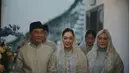 Satu per satu prosesi dijalankan dengan baik. Begitupun saat pengajian, Rizka tampak mengenakan kerudung dan abaya manis berbahan lace, bernuansa biru muda. [Foto: youtube.com/sanghoya/]