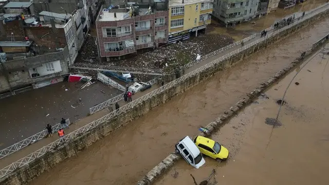 Kendaraan dan puing-puing berserakan akibat banjir di Sanliurfa, Turki, pada Rabu (15/3/2023). Banjir akibat hujan deras melanda dua provinsi yang porak poranda akibat gempa bulan lalu, menewaskan sedikitnya 14 orang. (Dok. Hakan Akgun/AFP)